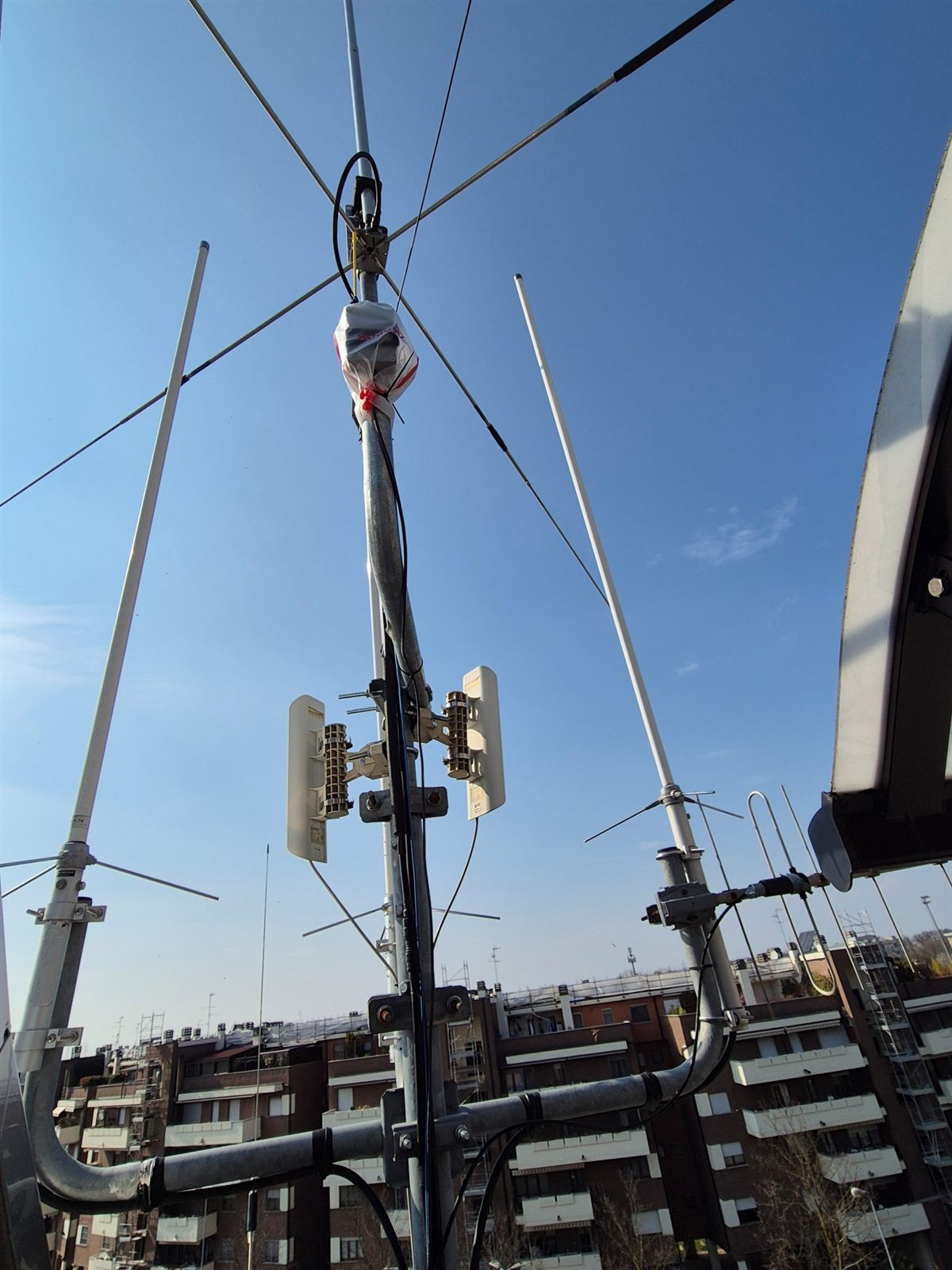 IW2OHX antenna mast — VHF/UHF yagi and collinear antennas, AREDN sector panels, March 2026